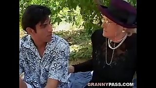 milf seduces young girl